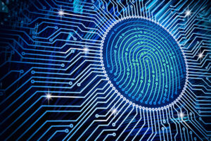 Circuit imprimé (PCB) autour de l'icône de l'empreinte digitale sur fond bleu