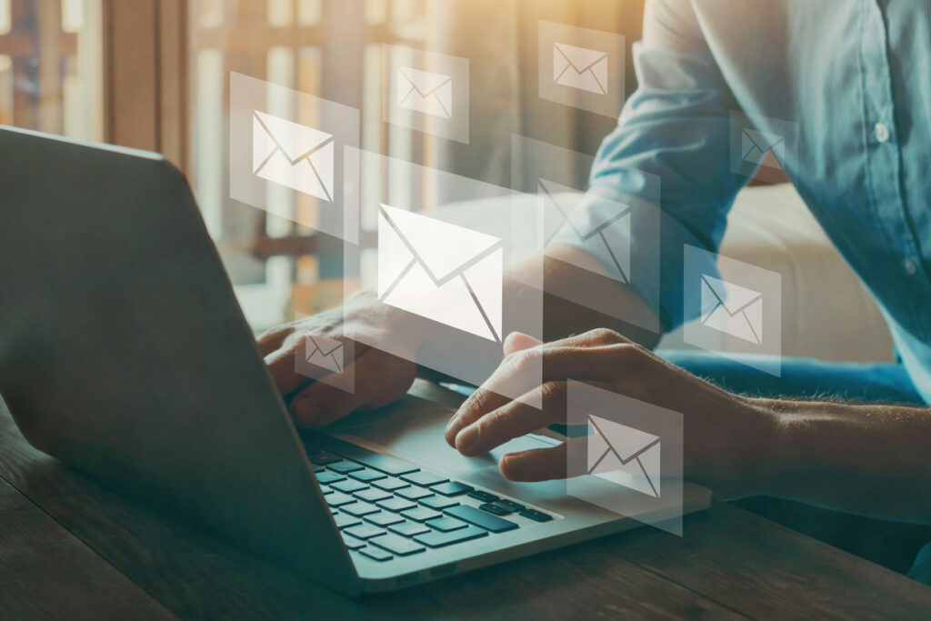 Notifications par courrier électronique : attention aux usages non prévus par le contrat !